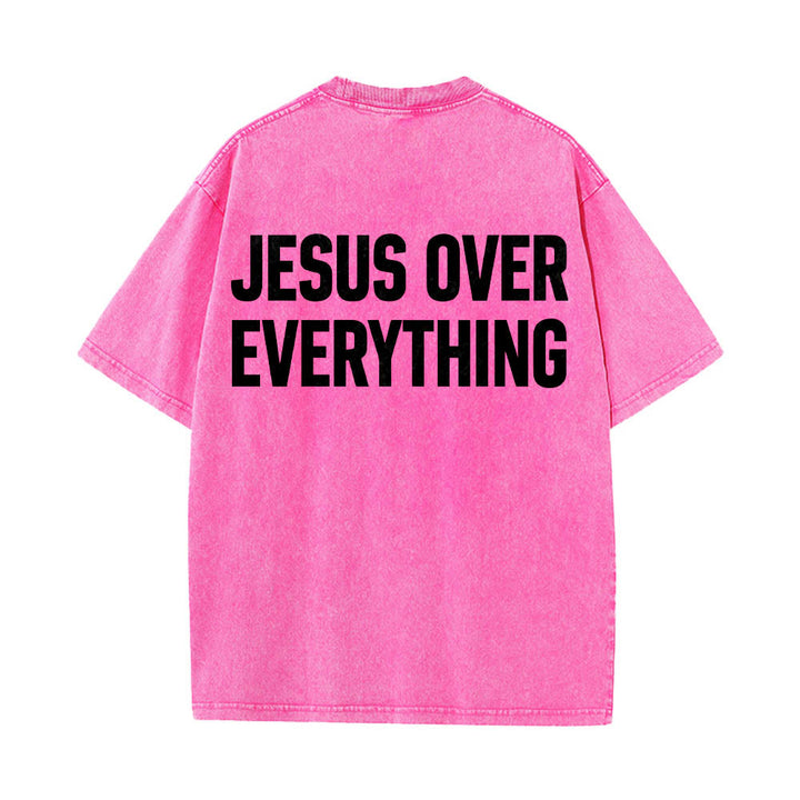 Christianartworkshop Camiseta lavada con estampado de letras mayúsculas en negrita de dos líneas "Jesús por encima de todo" en la parte trasera. - Rosa - 5XL - image 14