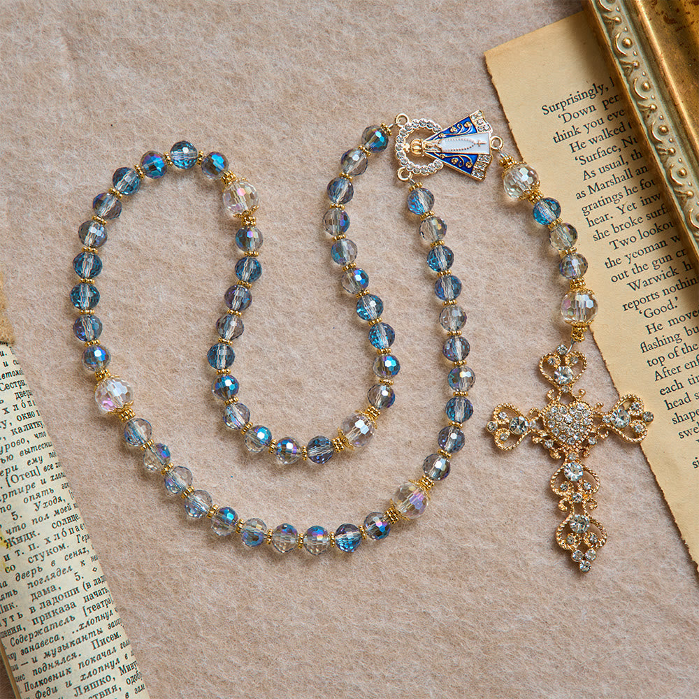 Christianartworkshop Rosario de cuentas azules iridiscentes con Nuestra Señora de Aparecida y crucifijo de diamantes de imitación: recuerdo personalizado con nombre para la capilla. - image 3
