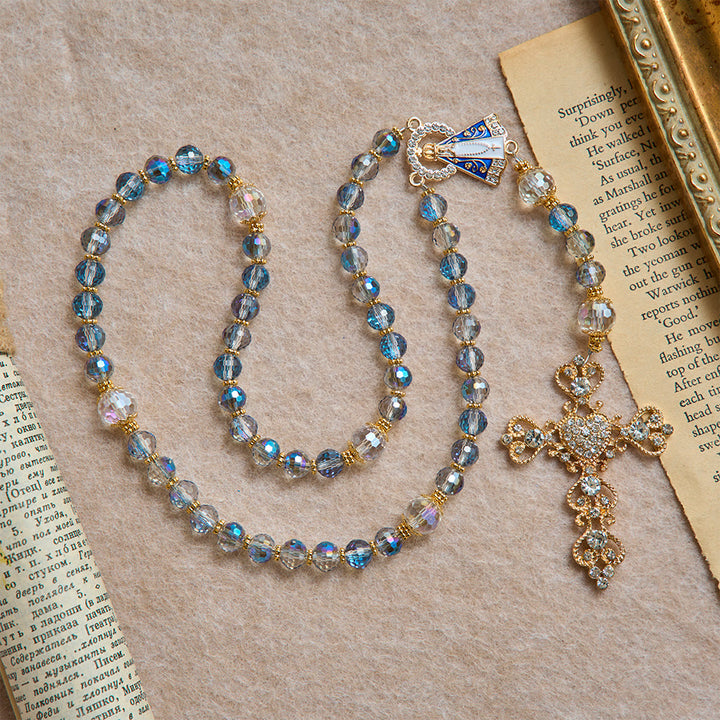 Christianartworkshop Rosario de cuentas azules iridiscentes con Nuestra Señora de Aparecida y crucifijo de diamantes de imitación: recuerdo personalizado con nombre para la capilla. - image 3