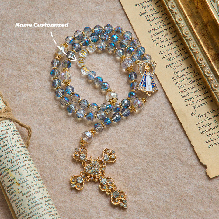Christianartworkshop Rosario de cuentas azules iridiscentes con Nuestra Señora de Aparecida y crucifijo de diamantes de imitación: recuerdo personalizado con nombre para la capilla. - Nombre Personalizado(todo en mayúsculas) - image 2