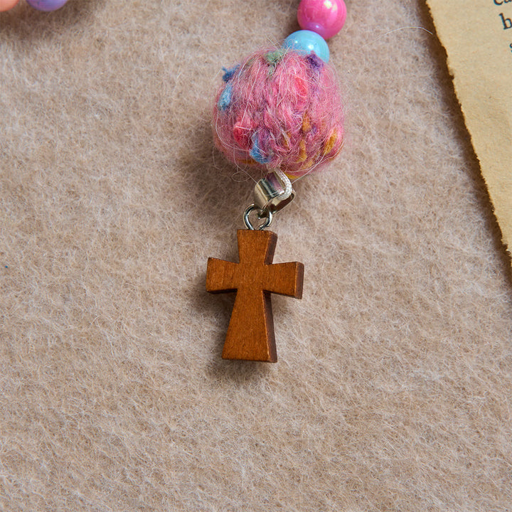 Christianartworkshop Rosario infantil de cuentas de macaron con pompones esponjosos y cruz de madera: emblema de la bondad celestial inocente. - image 6