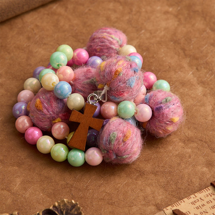 Christianartworkshop Rosario infantil de cuentas de macaron con pompones esponjosos y cruz de madera: emblema de la bondad celestial inocente. - image 3