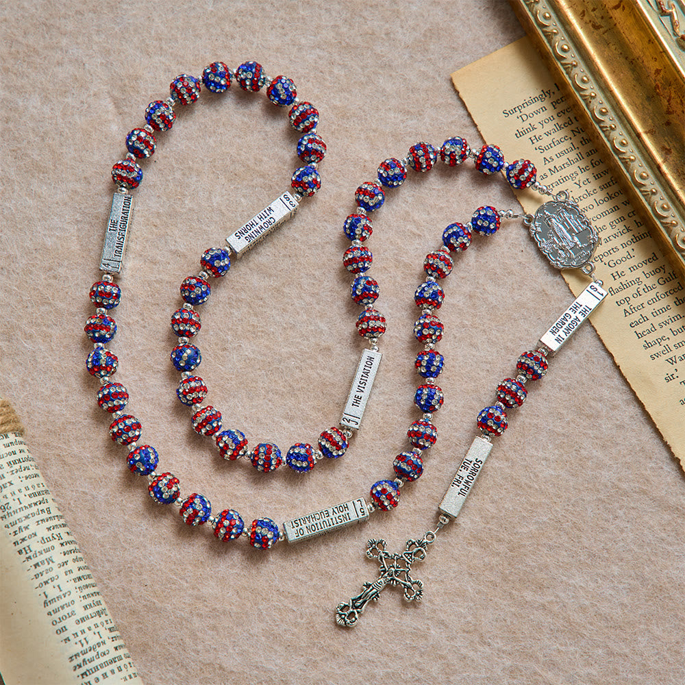 Christianartworkshop Rosario con barra de escrituras y diamantes de imitación en tonos de la bandera estadounidense, con crucifijo antiguo: emblema de fidelidad celestial. - image 3