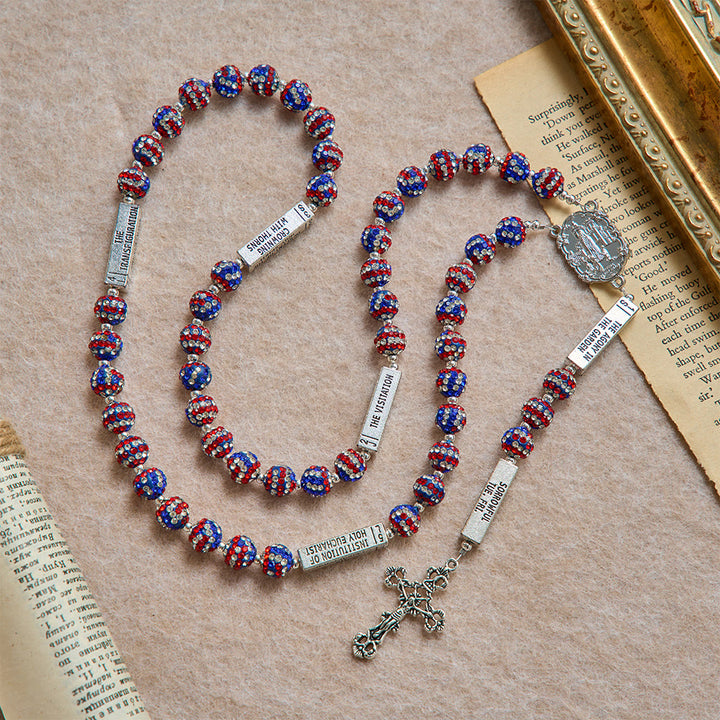 Christianartworkshop Rosario con barra de escrituras y diamantes de imitación en tonos de la bandera estadounidense, con crucifijo antiguo: emblema de fidelidad celestial. - image 3