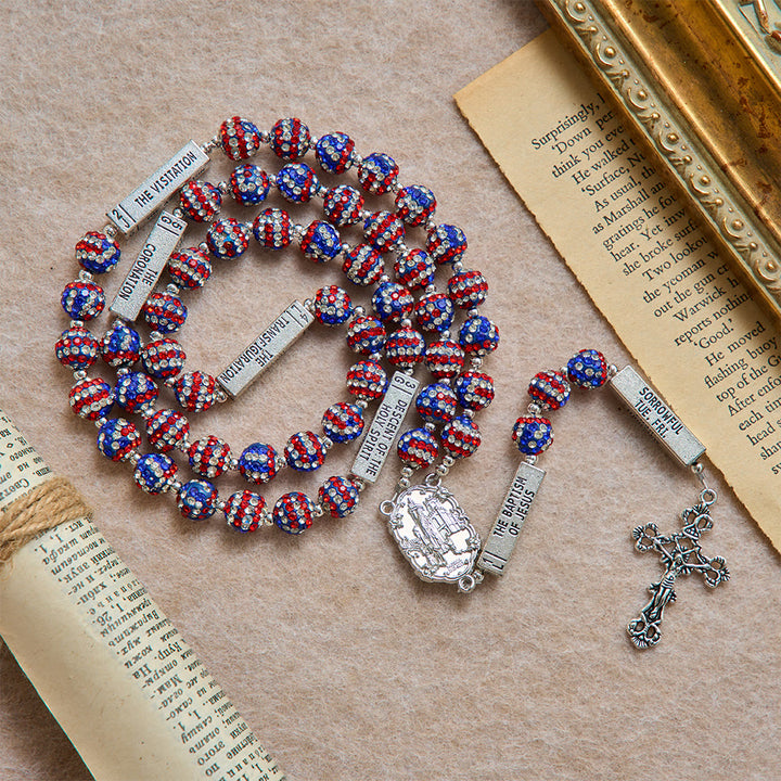 Christianartworkshop Rosario con barra de escrituras y diamantes de imitación en tonos de la bandera estadounidense, con crucifijo antiguo: emblema de fidelidad celestial. - image 2