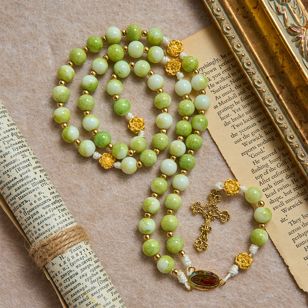 Christianartworkshop Rosario Fresh Lotus Spacer en tono jade con crucifijo tallado ornamentado: emblema de pura serenidad celestial. - Rosario de loto con cuentas verdes - image 0
