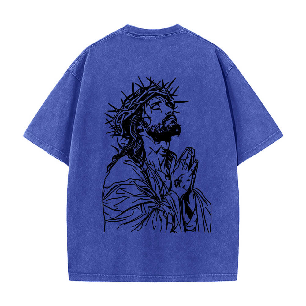 Christianartworkshop Camiseta lavada con eslogan cursivo en la parte delantera, rosario, cruz, cadena, corona de espinas en la parte trasera, Jesús rezando. - image 14