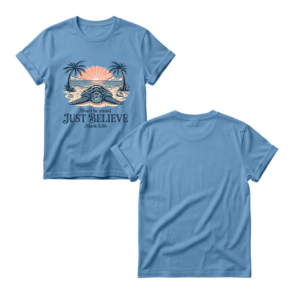 Christianartworkshop Playa Atardecer Palmera Tortuga Marina No tengas miedo Solo cree Marcos 5:36 Camiseta de cuello redondo para mujer - image 1