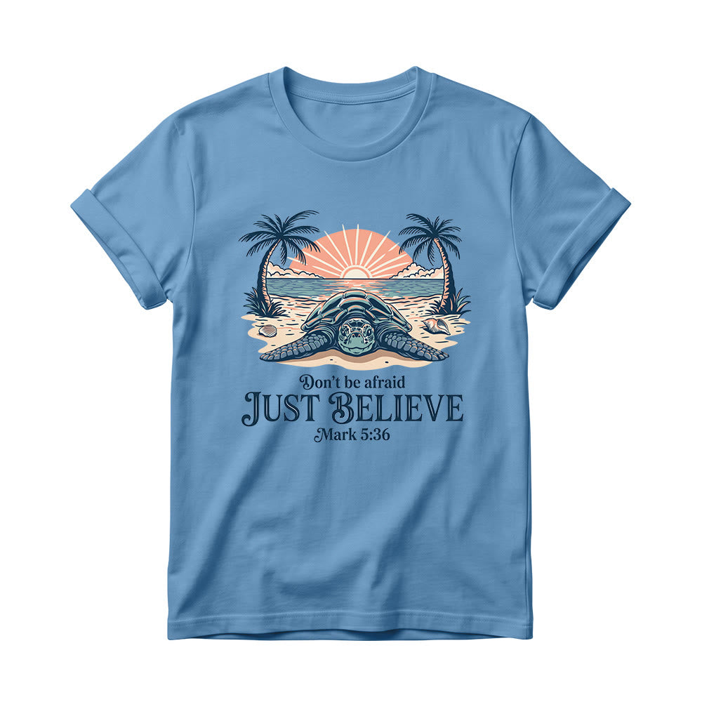 Christianartworkshop Playa Atardecer Palmera Tortuga Marina No tengas miedo Solo cree Marcos 5:36 Camiseta de cuello redondo para mujer - Azul - 4XL - image 0