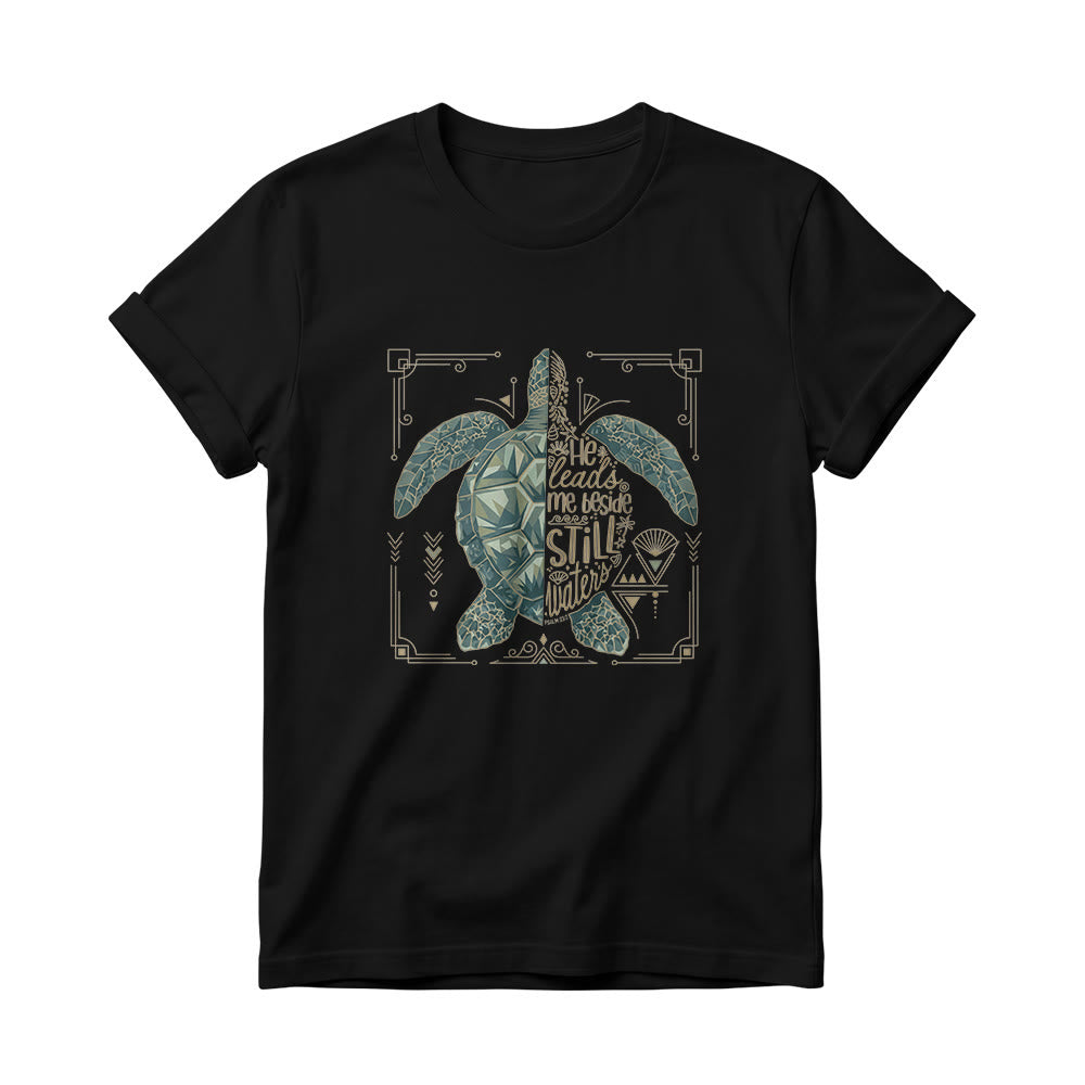 Christianartworkshop Camiseta de cuello redondo para mujer con estampado geométrico dividido de tortuga marina, borde ornamentado y frase devocional del salmo. - Negro - 4XL - image 2