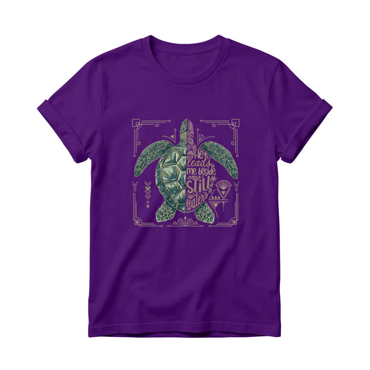 Christianartworkshop Camiseta de cuello redondo para mujer con estampado geométrico dividido de tortuga marina, borde ornamentado y frase devocional del salmo. - Púrpura - 4XL - image 12