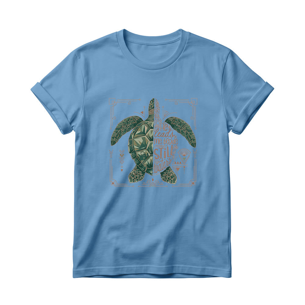Christianartworkshop Camiseta de cuello redondo para mujer con estampado geométrico dividido de tortuga marina, borde ornamentado y frase devocional del salmo. - Azul - 4XL - image 0