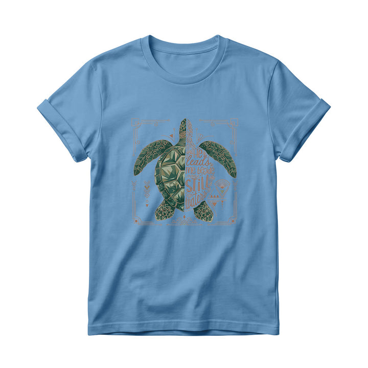 Christianartworkshop Camiseta de cuello redondo para mujer con estampado geométrico dividido de tortuga marina, borde ornamentado y frase devocional del salmo. - Azul - 4XL - image 0