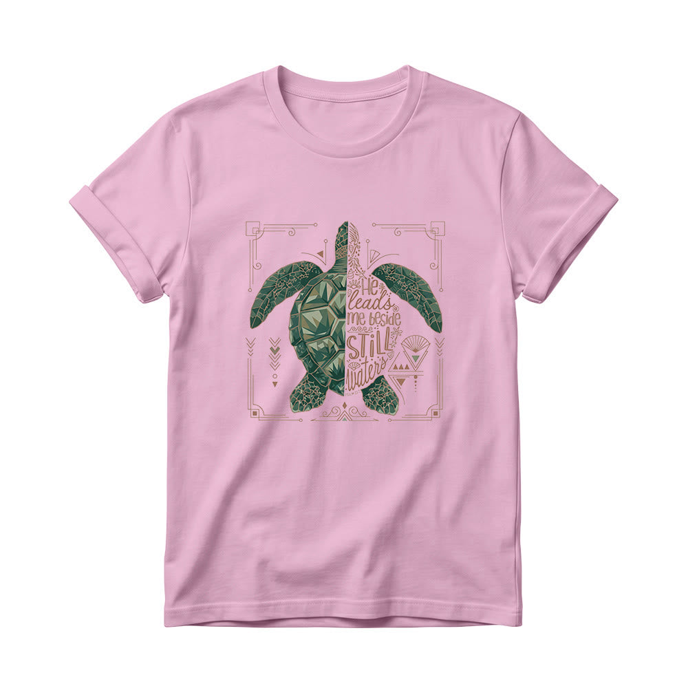 Christianartworkshop Camiseta de cuello redondo para mujer con estampado geométrico dividido de tortuga marina, borde ornamentado y frase devocional del salmo. - Rosa - 4XL - image 4