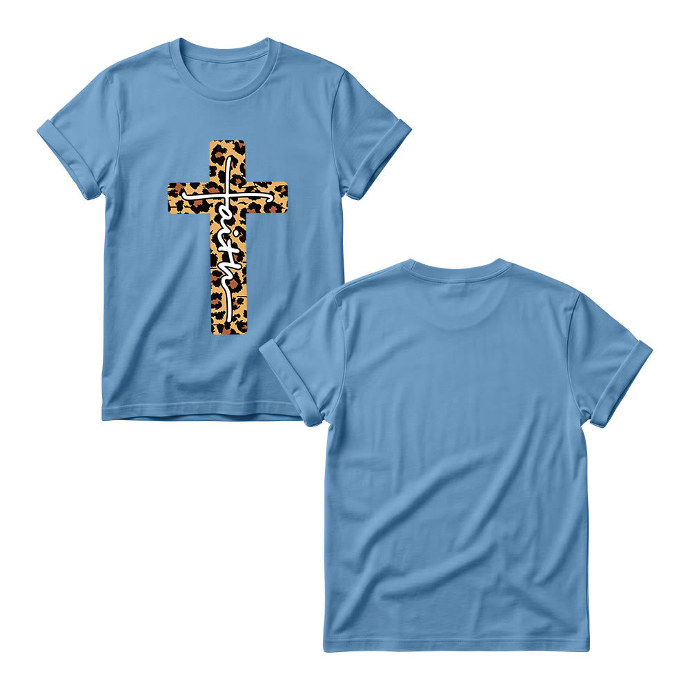 Christianartworkshop Camiseta de cuello redondo para mujer con estampado de leopardo, cruz vertical y letra "Fe" escrita a mano en el interior. - image 7