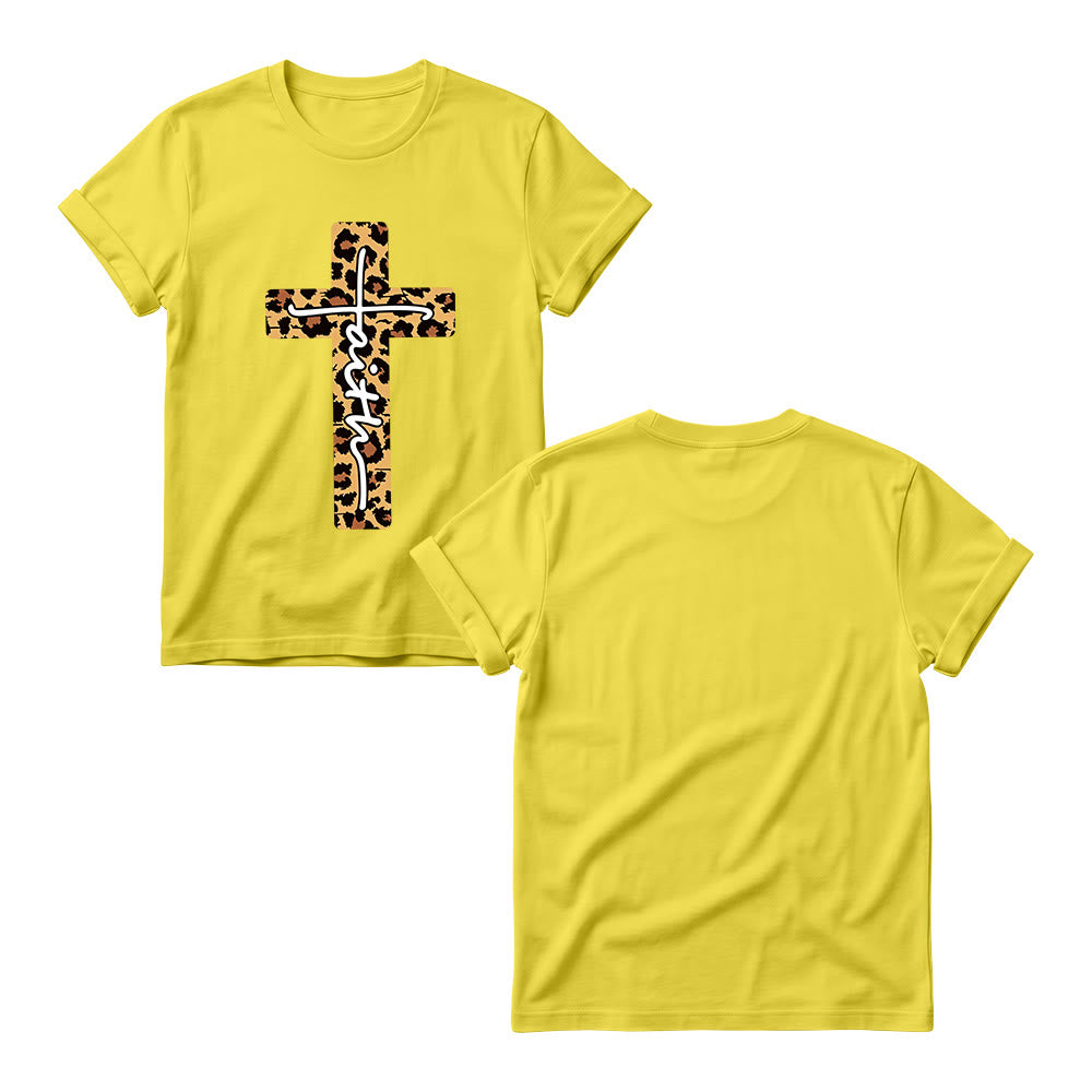 Christianartworkshop Camiseta de cuello redondo para mujer con estampado de leopardo, cruz vertical y letra "Fe" escrita a mano en el interior. - image 1