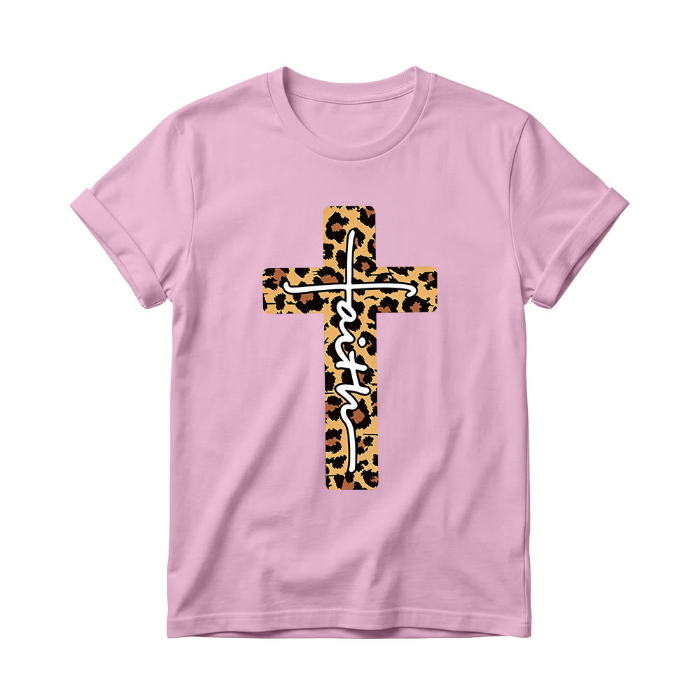 Christianartworkshop Camiseta de cuello redondo para mujer con estampado de leopardo, cruz vertical y letra "Fe" escrita a mano en el interior. - Rosa - 4XL - image 10