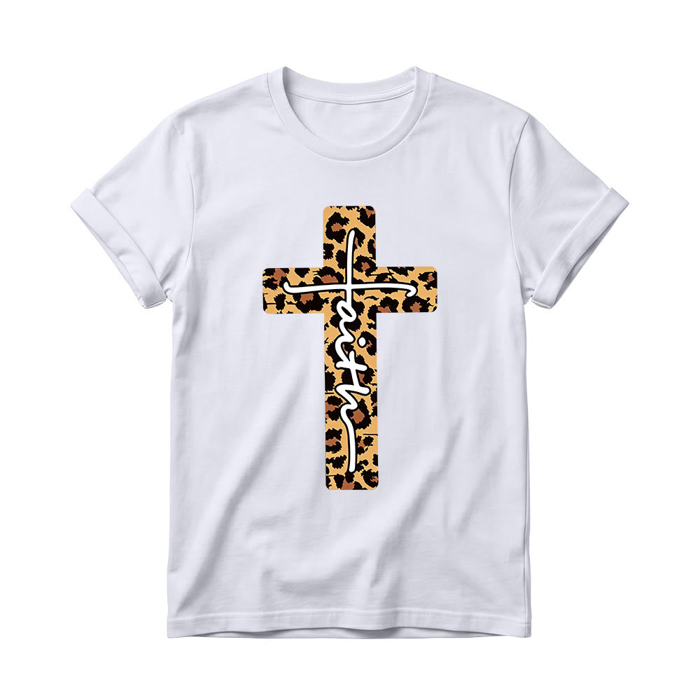Christianartworkshop Camiseta de cuello redondo para mujer con estampado de leopardo, cruz vertical y letra "Fe" escrita a mano en el interior. - Blanco - 4XL - image 2