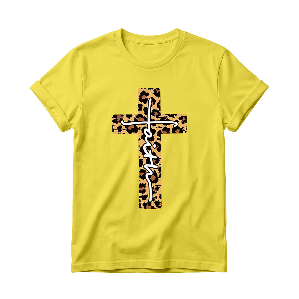 Christianartworkshop Camiseta de cuello redondo para mujer con estampado de leopardo, cruz vertical y letra "Fe" escrita a mano en el interior. - Amarillo - 4XL - image 0