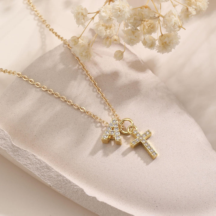Christianartworkshop Collar con colgante doble en forma de cruz con iniciales personalizadas de la A a la Z y detalles de diamantes de imitación: emblema atemporal de la suave protección celestial. - image 0