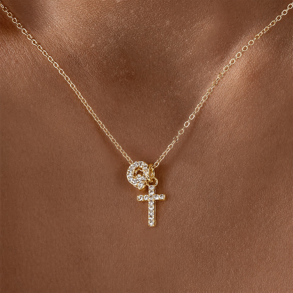 Christianartworkshop Collar con colgante doble en forma de cruz con iniciales personalizadas de la A a la Z y detalles de diamantes de imitación: emblema atemporal de la suave protección celestial. - Q - image 18