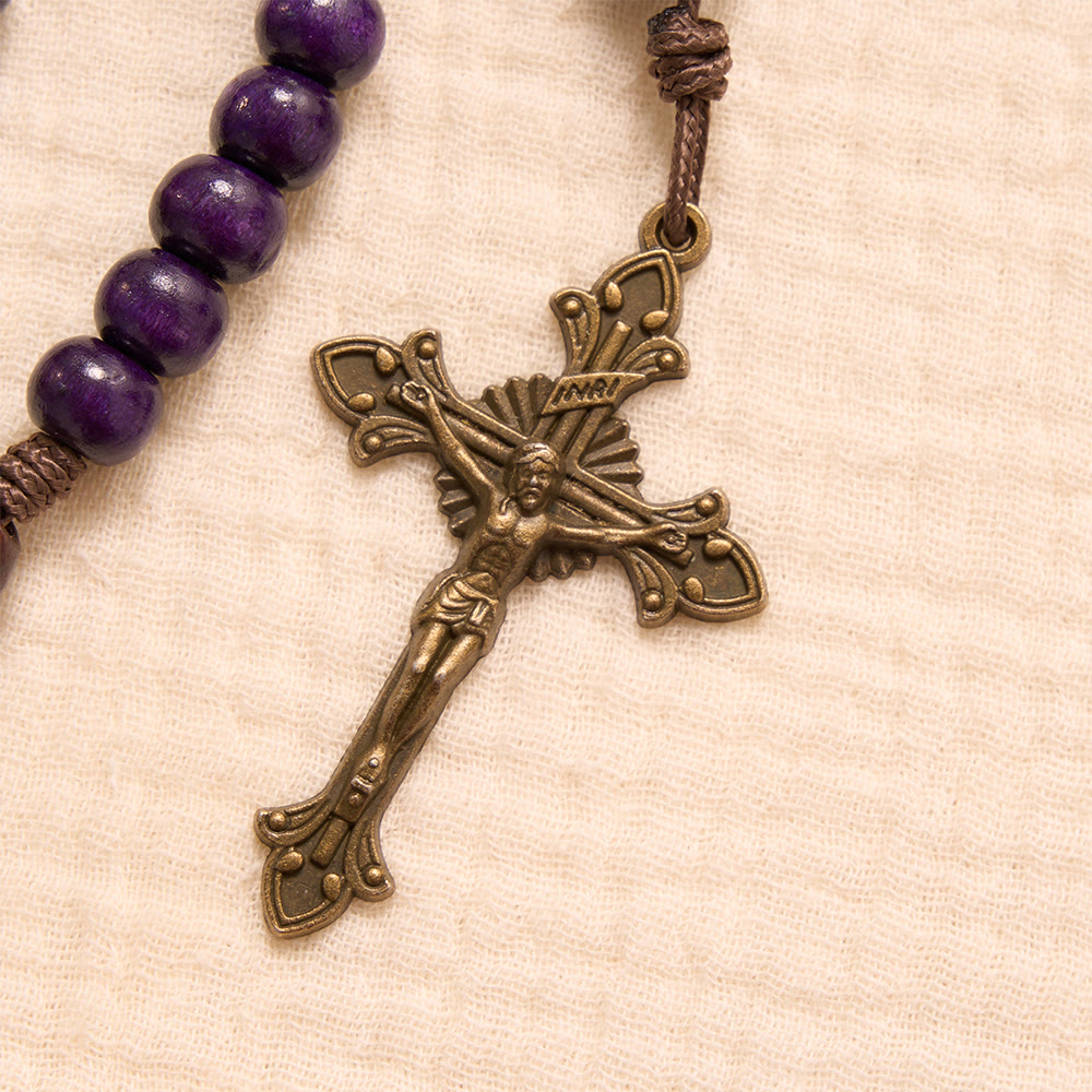 Christianartworkshop Rosario de madera púrpura con crucifijo de bronce y medallón de la Sagrada Familia en relieve. - image 7
