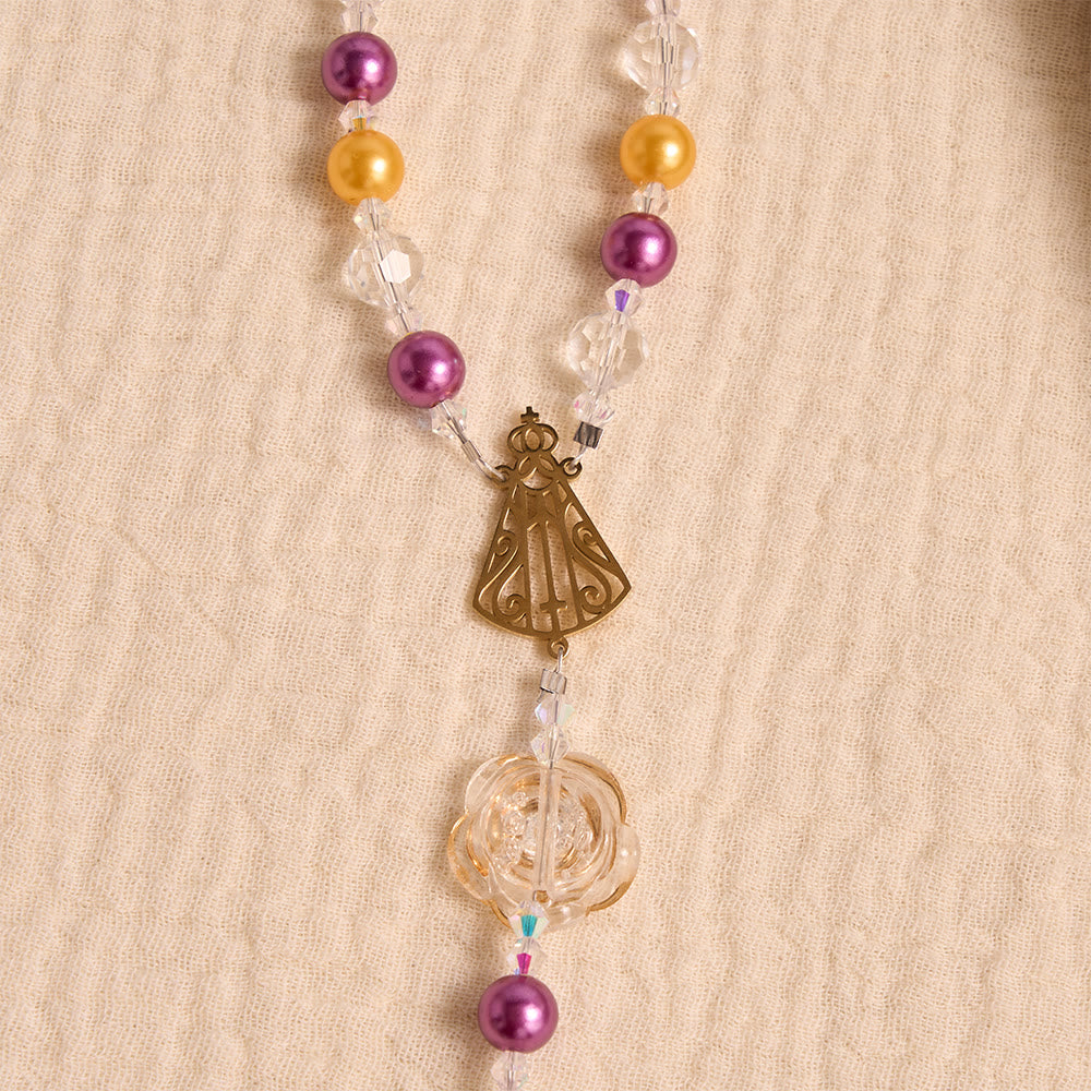 Christianartworkshop Rosario de acrílico moldeado con forma de camelia, crucifijo dorado y medallón de filigrana de Nuestra Señora de Aparecida. - image 6