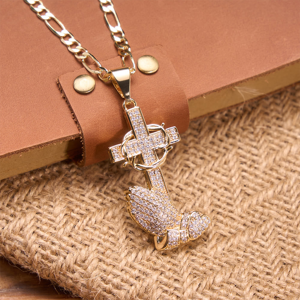 Christianartworkshop Collar Figaro con cruz de espinas y manos en oración, con cristales pavé: emblema de la redención celestial misericordiosa. - image 1