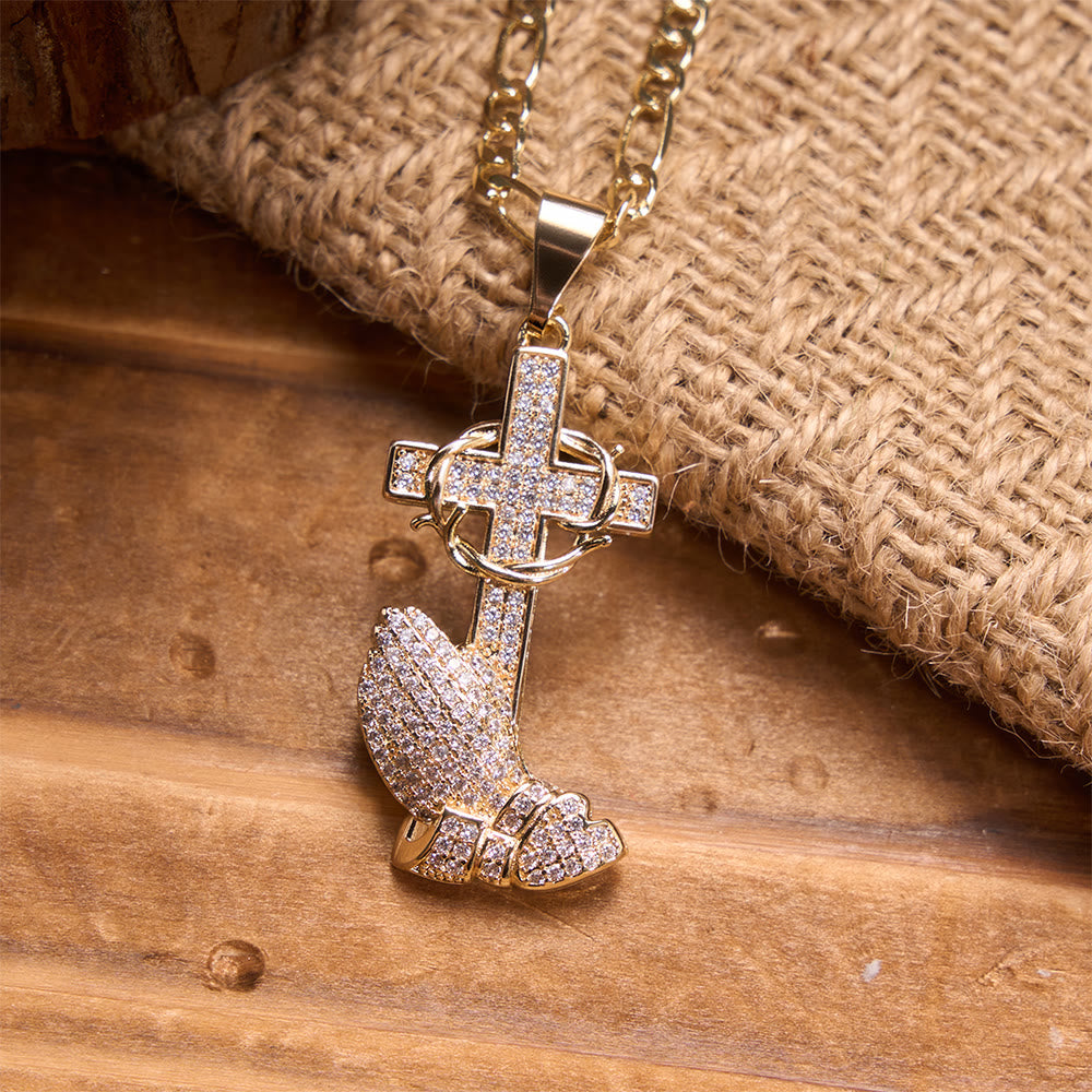 Christianartworkshop Collar Figaro con cruz de espinas y manos en oración, con cristales pavé: emblema de la redención celestial misericordiosa. - Las manos en oración y la cruz de espinas - image 0