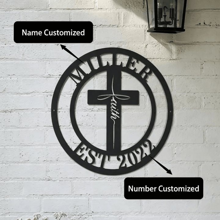 Christianartworkshop Cruz de fe circular decorativa de metal con nombre y año personalizados: símbolo de la gracia compartida de la familia. - image 0