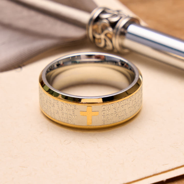 Christianartworkshop Anillo ancho de acero inoxidable con cruz grabada en profundidad y la oración del Padre Nuestro: Emblema de la fe celestial inquebrantable. - Plata y oro - US 13 - image 6