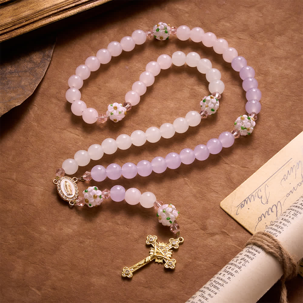 Christianartworkshop Rosario floral de cuentas de vidrio en degradado rosa lavanda blanco lechoso con cruz de diamantes de imitación y medalla de Nuestra Señora. - image 5