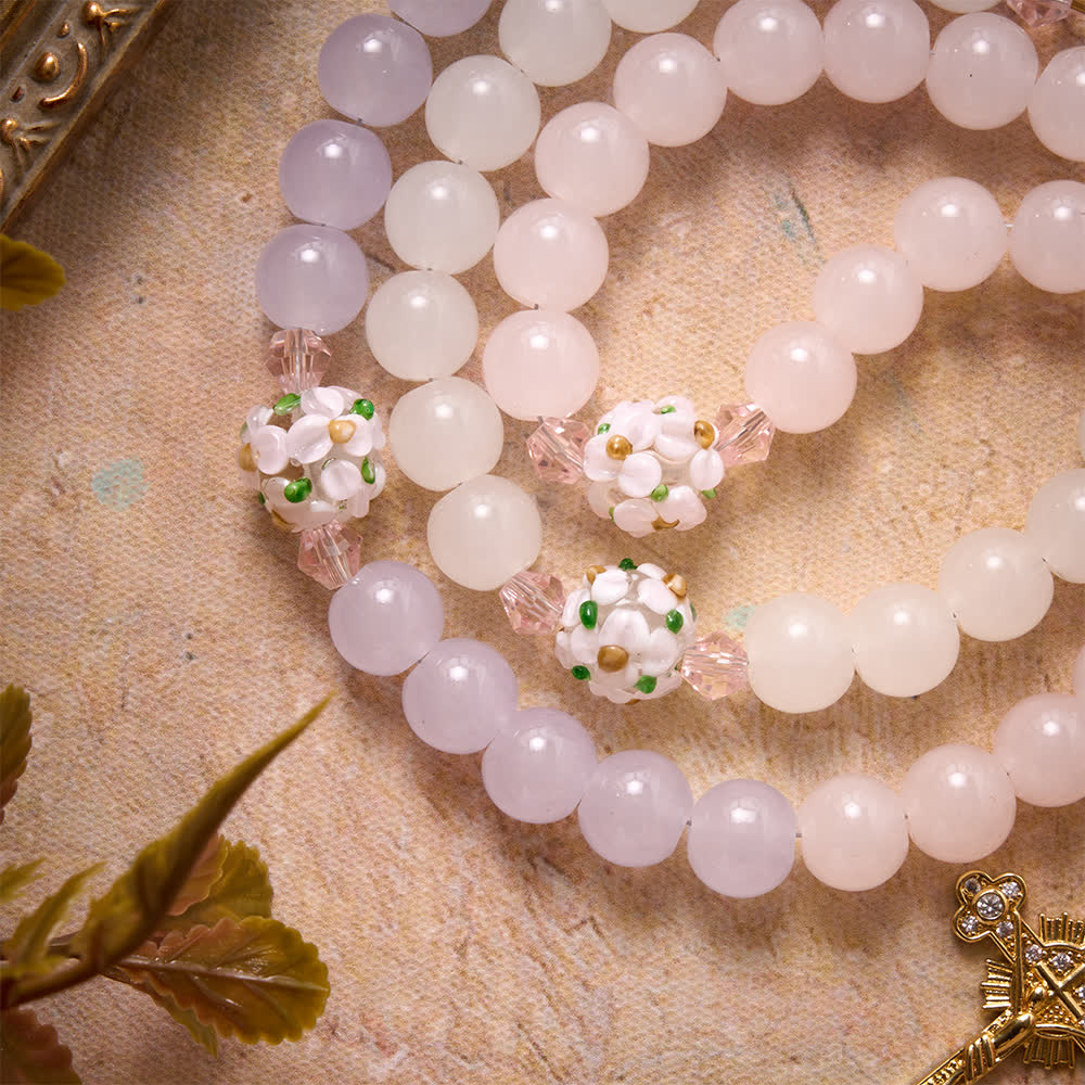 Christianartworkshop Rosario floral de cuentas de vidrio en degradado rosa lavanda blanco lechoso con cruz de diamantes de imitación y medalla de Nuestra Señora. - image 6