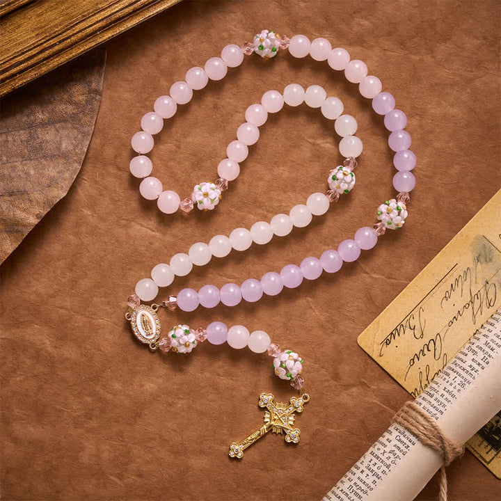 Christianartworkshop Rosario floral de cuentas de vidrio en degradado rosa lavanda blanco lechoso con cruz de diamantes de imitación y medalla de Nuestra Señora. - image 3