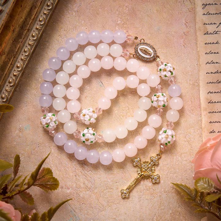 Christianartworkshop Rosario floral de cuentas de vidrio en degradado rosa lavanda blanco lechoso con cruz de diamantes de imitación y medalla de Nuestra Señora. - Rosario floral en tonos rosados - image 0