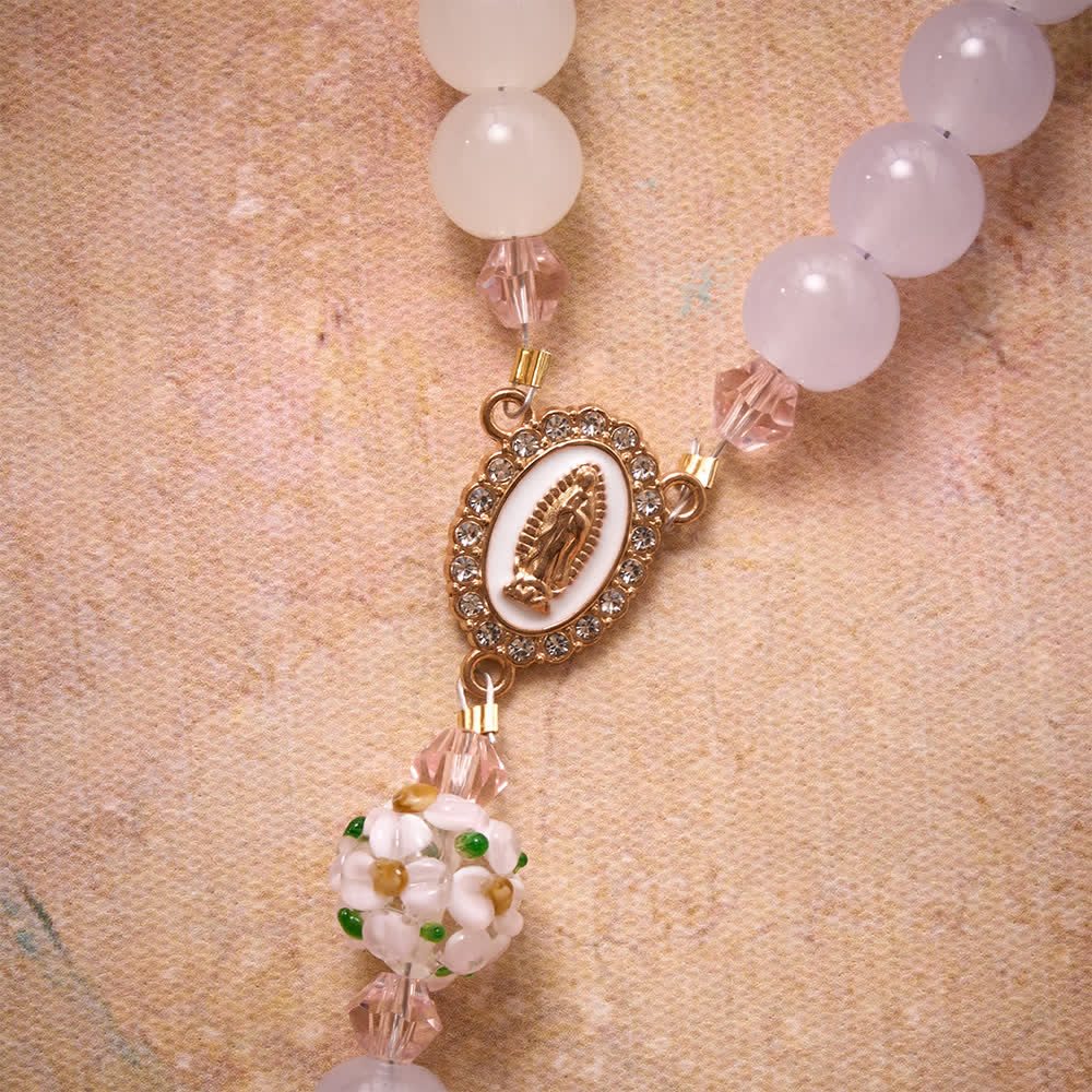 Christianartworkshop Rosario floral de cuentas de vidrio en degradado rosa lavanda blanco lechoso con cruz de diamantes de imitación y medalla de Nuestra Señora. - image 7