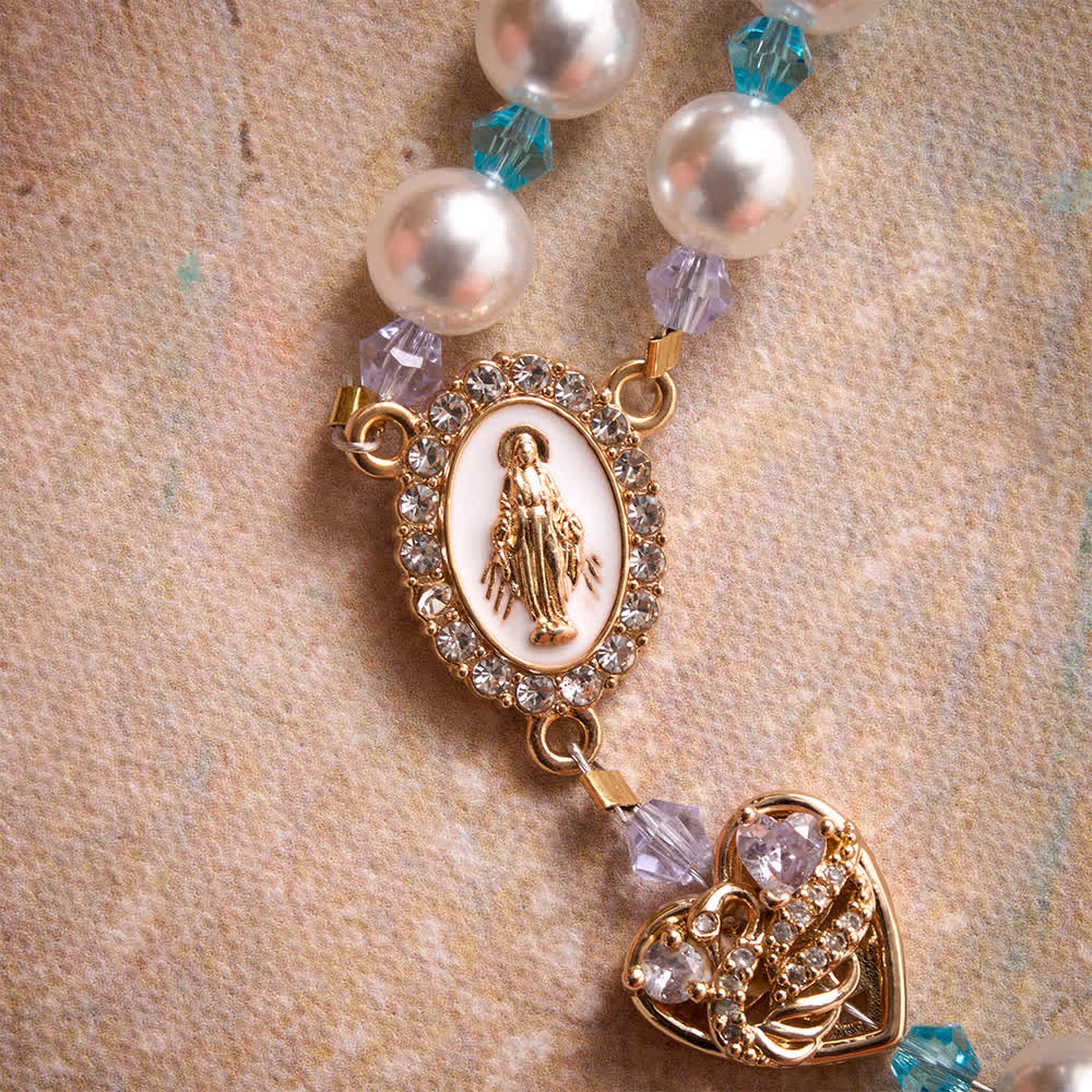 Christianartworkshop Rosario brillante de imitación de perlas con dijes de corazón de cisne de diamantes de imitación, medalla de la Virgen María y crucifijo enjoyado. - image 6