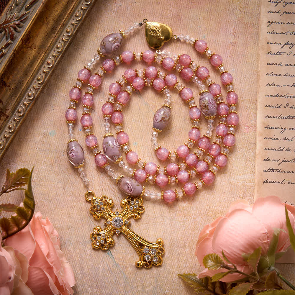 Christianartworkshop Rosario de lujo rosa brillante con cuentas de cristal florales, medallón en forma de corazón de la Virgen María y cruz dorada: emblema de la dulce pureza celestial. - Rosario floral rosa - image 0