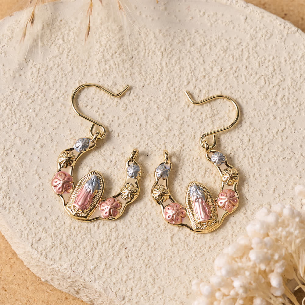 Christianartworkshop Pendientes de gancho ondulados con forma de herradura y relieve de la Virgen María en tres tonos con detalles florales: emblema de la tierna protección celestial. - image 1