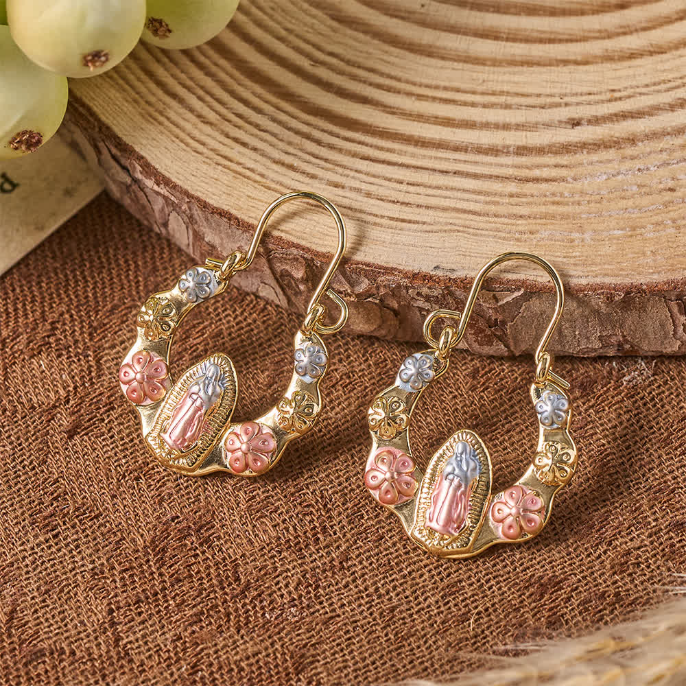 Christianartworkshop Pendientes de gancho ondulados con forma de herradura y relieve de la Virgen María en tres tonos con detalles florales: emblema de la tierna protección celestial. - Pendientes florales de Nuestra Señora - image 0