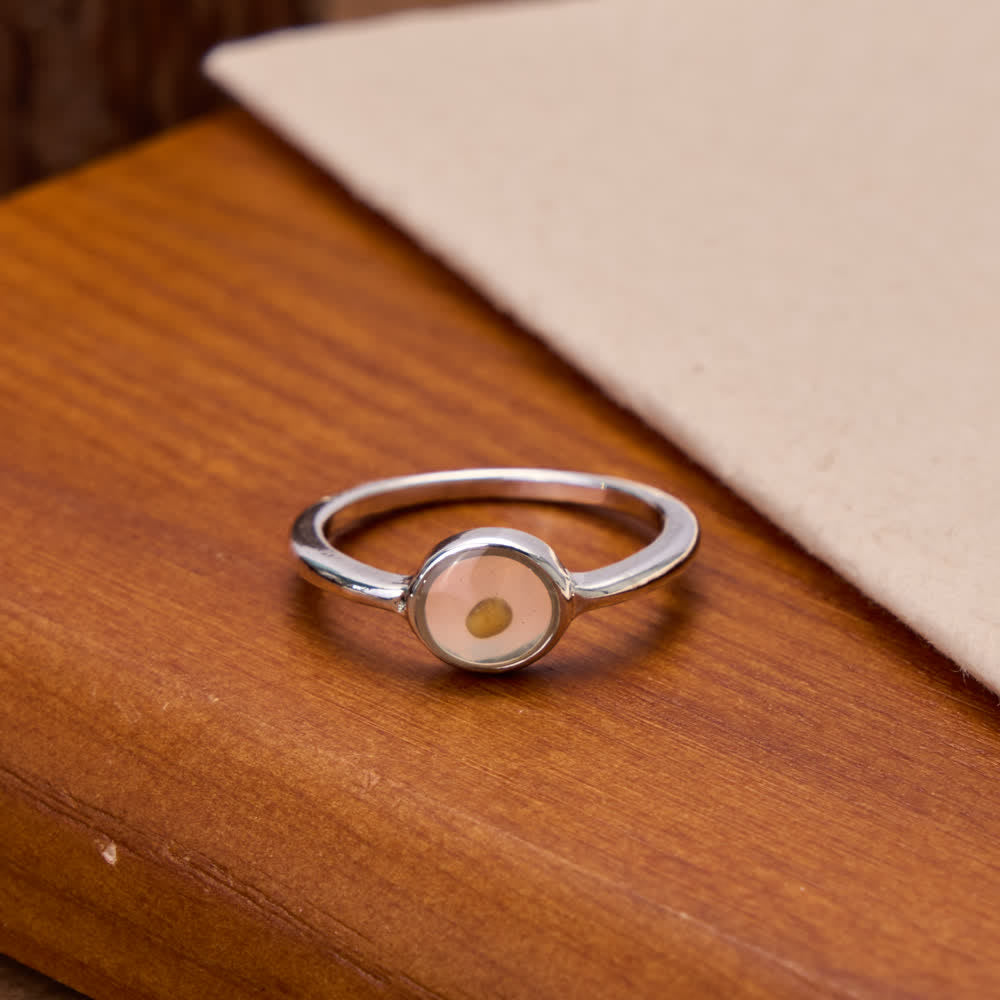 Christianartworkshop Anillo delgado minimalista con engaste de bisel de semillas de mostaza pulidas: emblema de fe celestial inquebrantable. - US 10 - image 0
