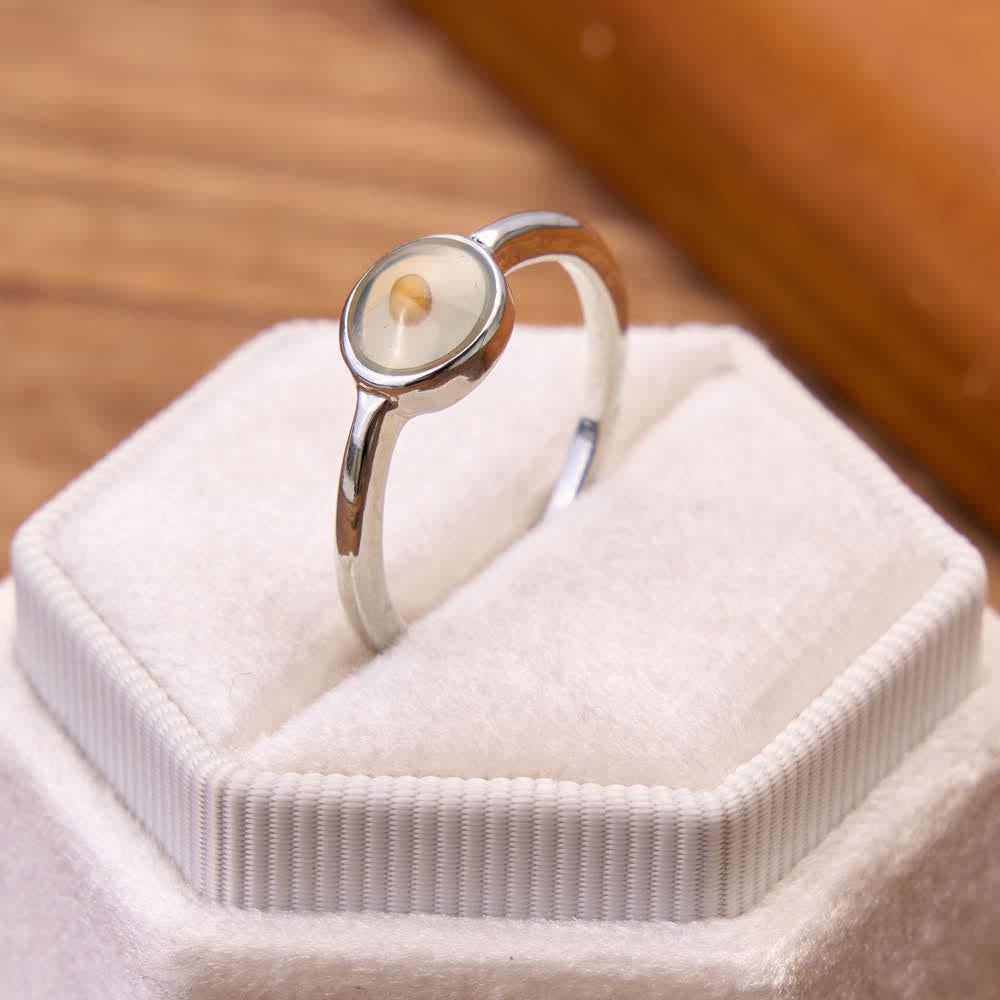 Christianartworkshop Anillo delgado minimalista con engaste de bisel de semillas de mostaza pulidas: emblema de fe celestial inquebrantable. - image 1