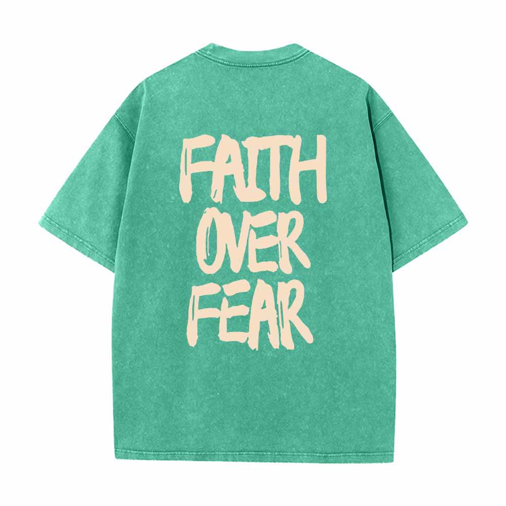 Christianartworkshop Camiseta de manga corta lavada de doble cara con estampado pequeño en la parte delantera y texto grande en la parte trasera. Fuente con pinceladas "Fe sobre el miedo". - image 22