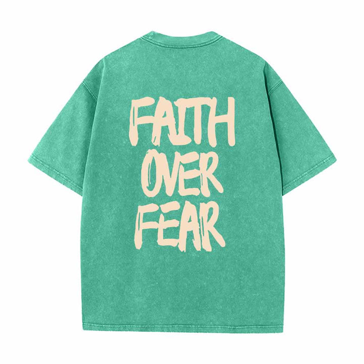 Christianartworkshop Camiseta de manga corta lavada de doble cara con estampado pequeño en la parte delantera y texto grande en la parte trasera. Fuente con pinceladas "Fe sobre el miedo". - image 22