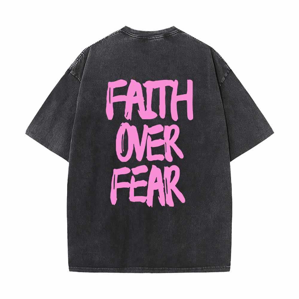 Christianartworkshop Camiseta de manga corta lavada de doble cara con estampado pequeño en la parte delantera y texto grande en la parte trasera. Fuente con pinceladas "Fe sobre el miedo". - image 25