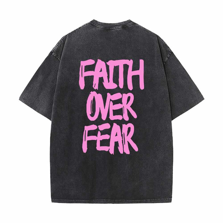 Christianartworkshop Camiseta de manga corta lavada de doble cara con estampado pequeño en la parte delantera y texto grande en la parte trasera. Fuente con pinceladas "Fe sobre el miedo". - image 25