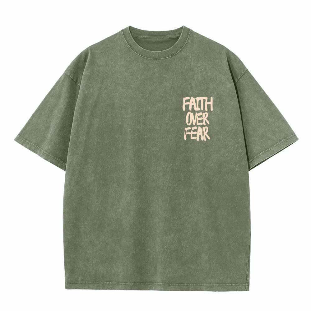 Christianartworkshop Camiseta de manga corta lavada de doble cara con estampado pequeño en la parte delantera y texto grande en la parte trasera. Fuente con pinceladas "Fe sobre el miedo". - image 11