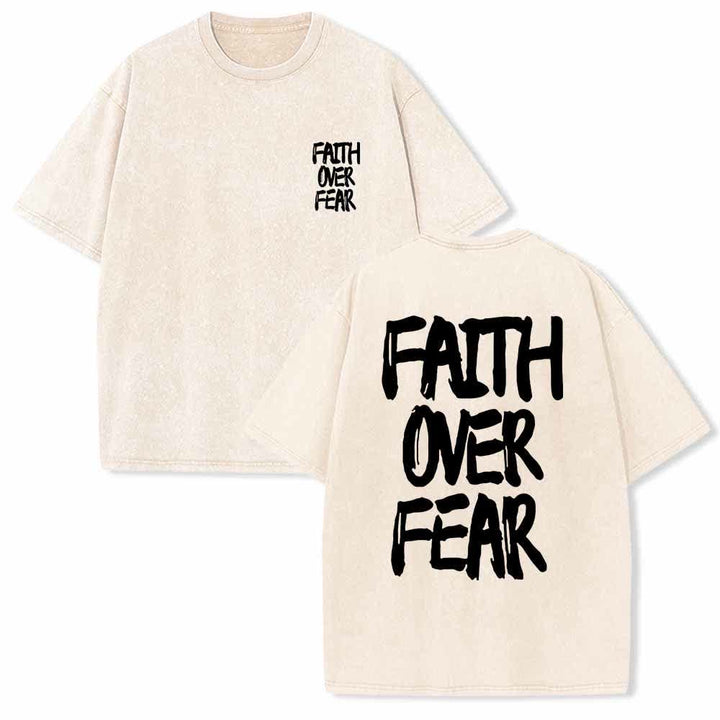 Christianartworkshop Camiseta de manga corta lavada de doble cara con estampado pequeño en la parte delantera y texto grande en la parte trasera. Fuente con pinceladas "Fe sobre el miedo". - Beige - 5XL - image 0