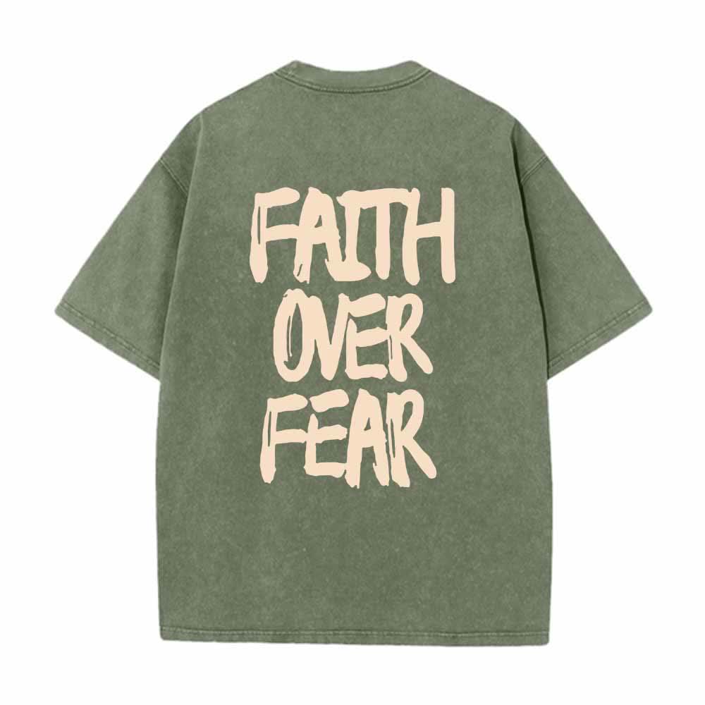 Christianartworkshop Camiseta de manga corta lavada de doble cara con estampado pequeño en la parte delantera y texto grande en la parte trasera. Fuente con pinceladas "Fe sobre el miedo". - image 10