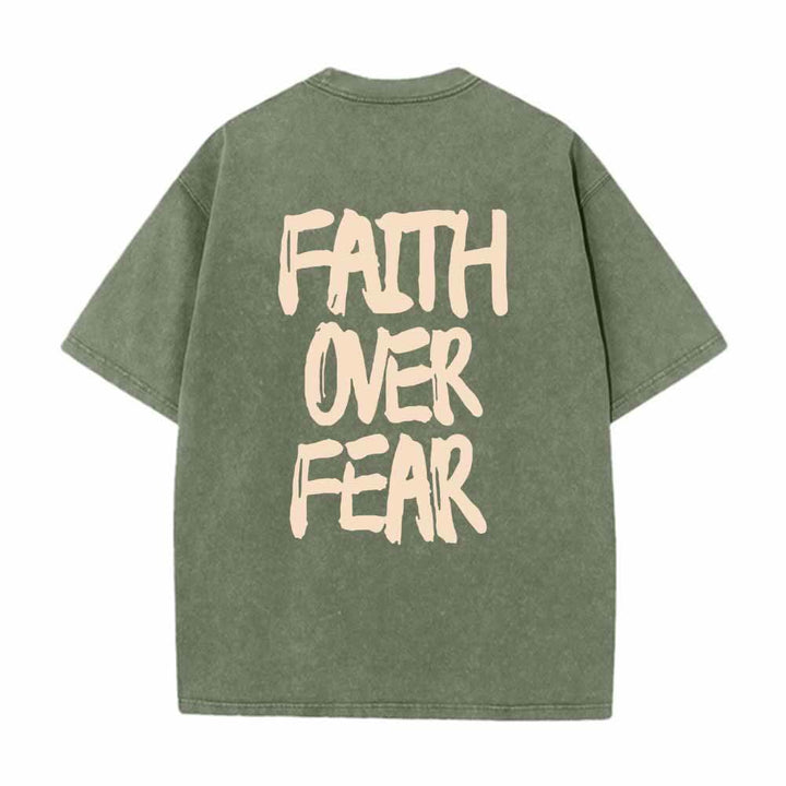 Christianartworkshop Camiseta de manga corta lavada de doble cara con estampado pequeño en la parte delantera y texto grande en la parte trasera. Fuente con pinceladas "Fe sobre el miedo". - image 10